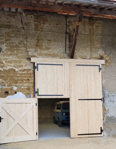 Réalisation d&rsquo;une porte de grange en sapin – Terres Froides, proche de Saint-Victor-de-Cessieu