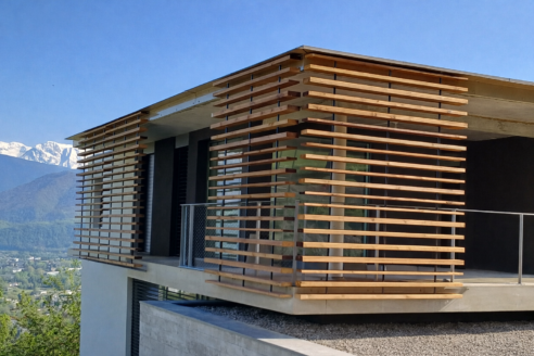 Fabrication et Pose de brise-soleil et pare-soleil en bois sur mesure à La Tronche (38) – Menuiserie extérieure autour de Grenoble